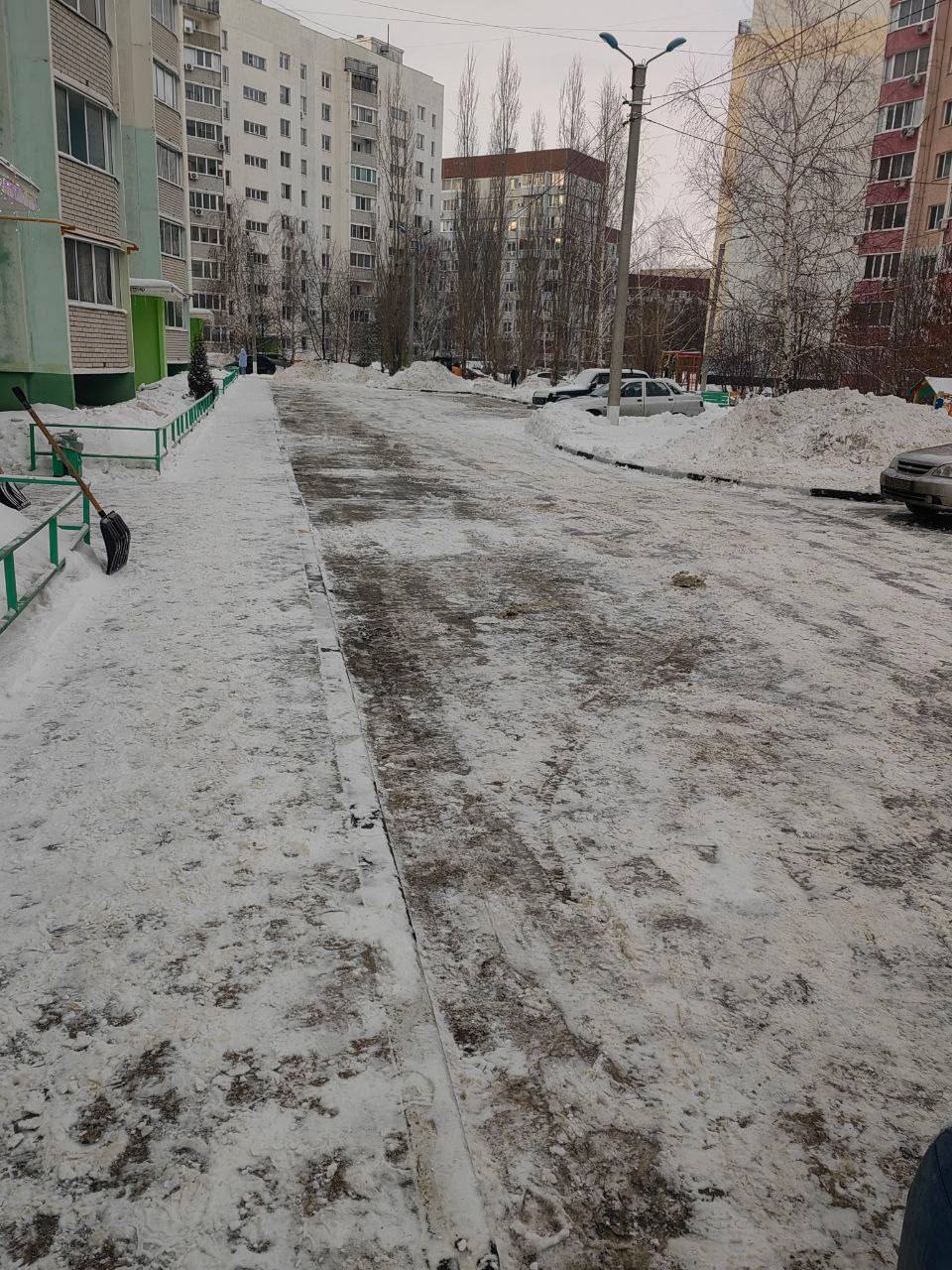 Управляющие компании и ТСЖ убирают снег во дворах Управляющие компании и ТСЖ убирают снег во дворах