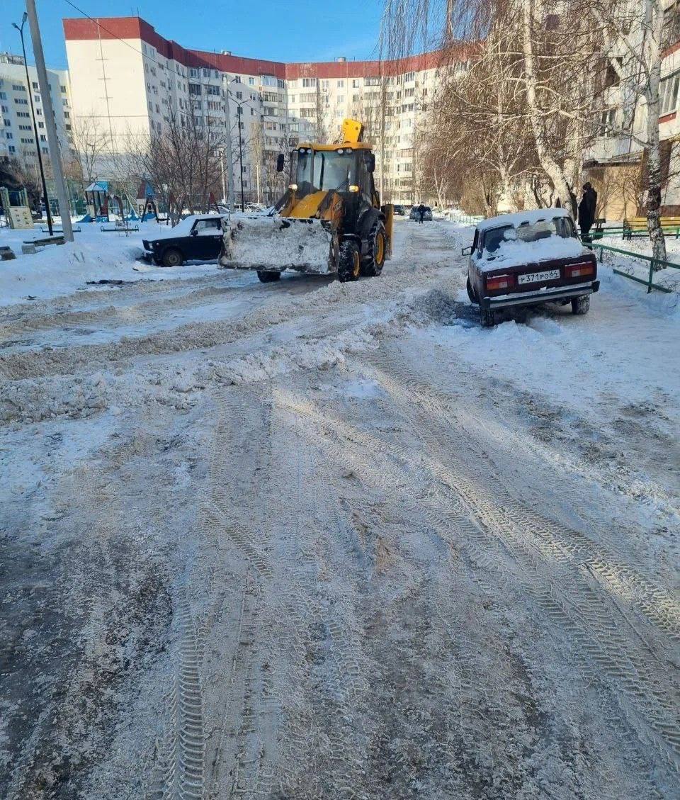 Управляющие компании и ТСЖ убирают снег во дворах Управляющие компании и ТСЖ убирают снег во дворах