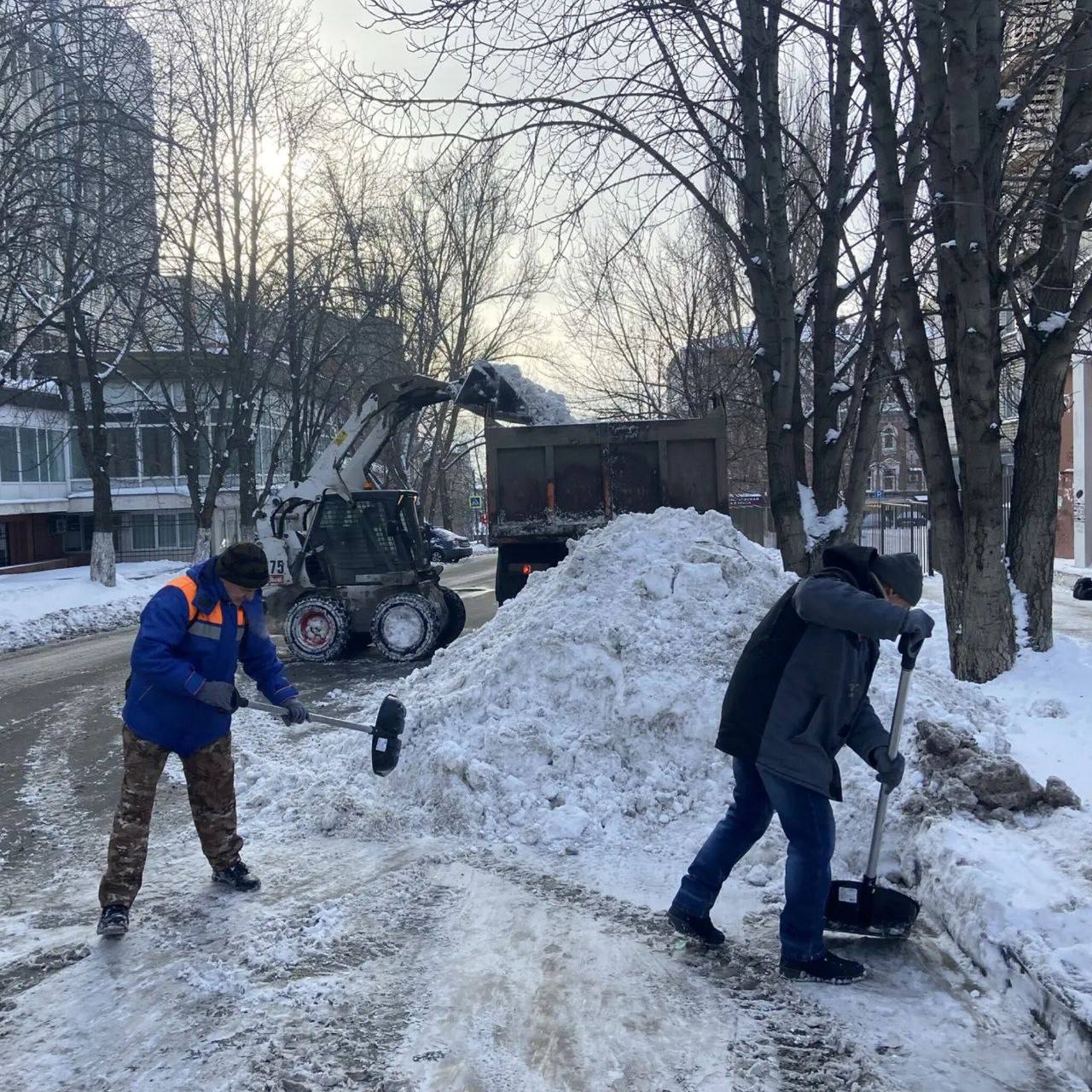 Около 500 единиц техники коммунальных предприятий, дорожных служб и управляющих компаний устраняют сейчас последствия непогоды Около 500 единиц техники коммунальных предприятий, дорожных служб и управляющих компаний устраняют сейчас последствия непогоды