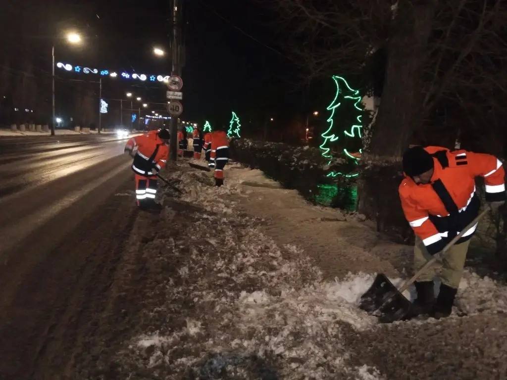 Работы по уборке и вывозу снежных масс с улиц города ведутся в круглосуточном режиме Работы по уборке и вывозу снежных масс с улиц города ведутся в круглосуточном режиме