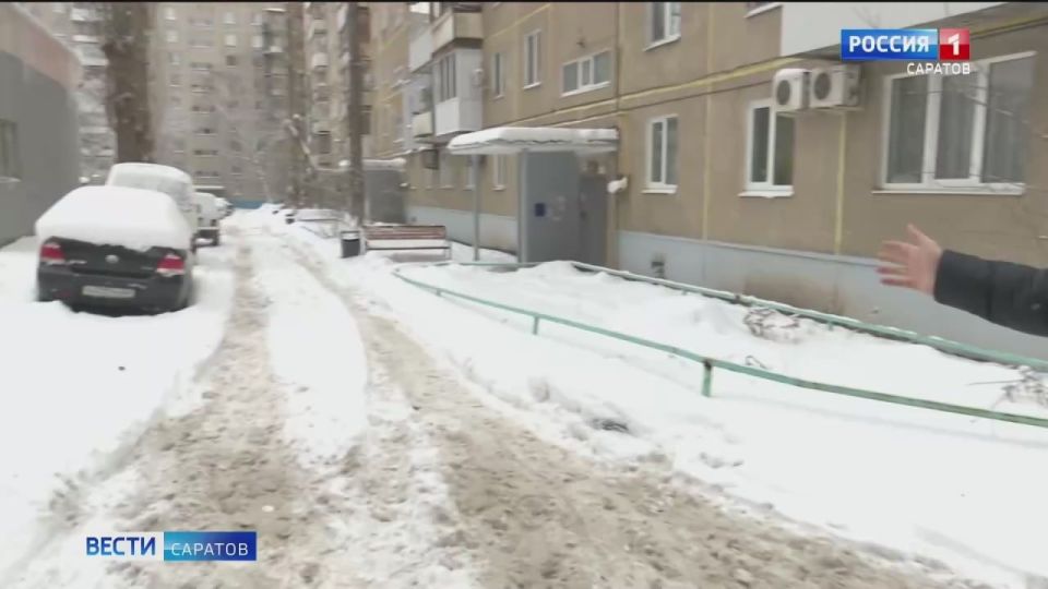 В Саратове продолжают устранять последствия снегопада