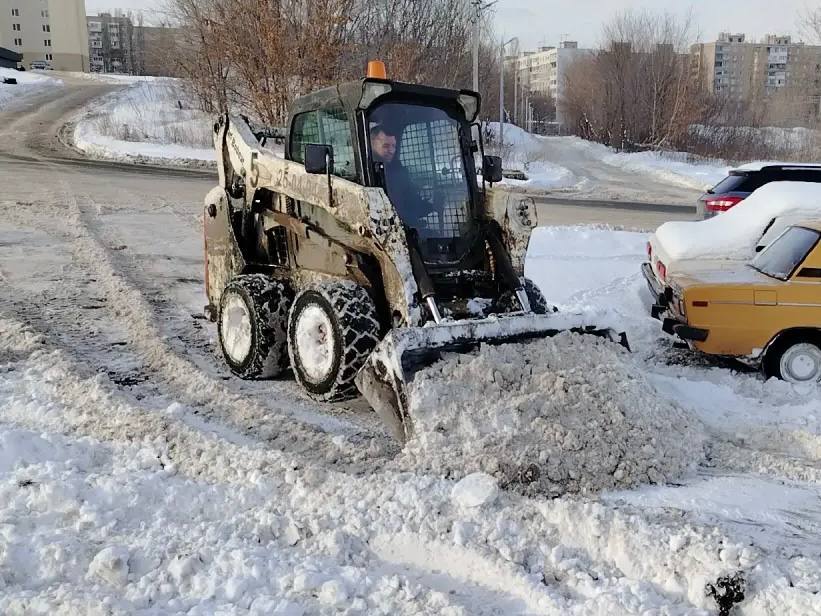 Около 500 единиц техники коммунальных предприятий, дорожных служб и управляющих компаний устраняют сейчас последствия непогоды Около 500 единиц техники коммунальных предприятий, дорожных служб и управляющих компаний устраняют сейчас последствия непогоды