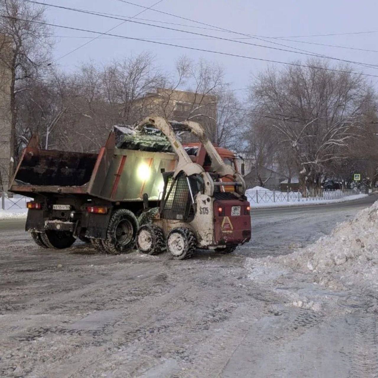 Продолжаются мероприятия по уборке города от снега и наледи Продолжаются мероприятия по уборке города от снега и наледи