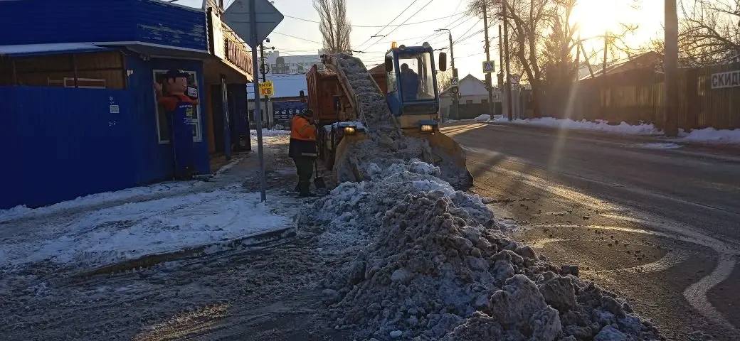 Особое внимание при уборке снега уделяем тротуарной сети города Особое внимание при уборке снега уделяем тротуарной сети города