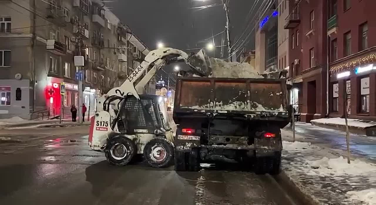 В течение ночи городские коммунальные службы вели уборку снега и наледи на улично-дорожной сети