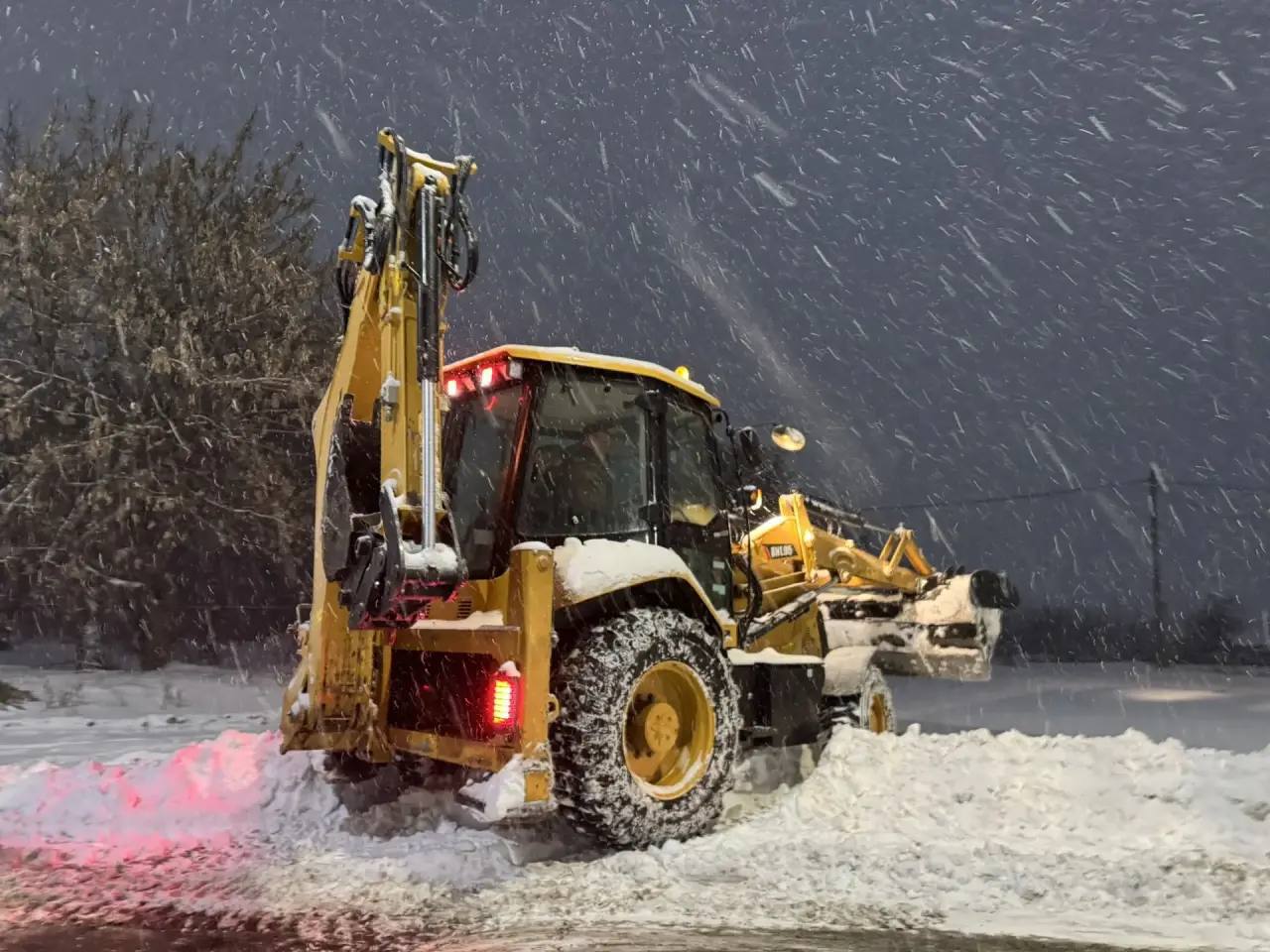В течение ночи городские коммунальные службы вели уборку снега и наледи на улично-дорожной сети В течение ночи городские коммунальные службы вели уборку снега и наледи на улично-дорожной сети