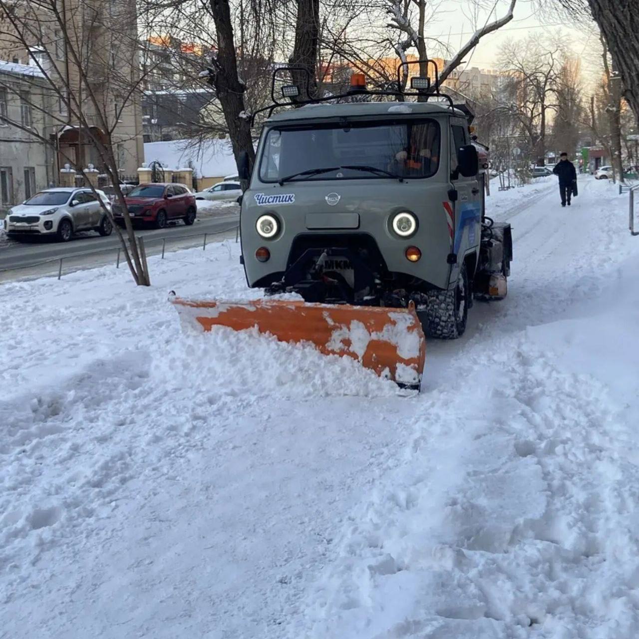 Продолжаются мероприятия по уборке города от снега и наледи Продолжаются мероприятия по уборке города от снега и наледи