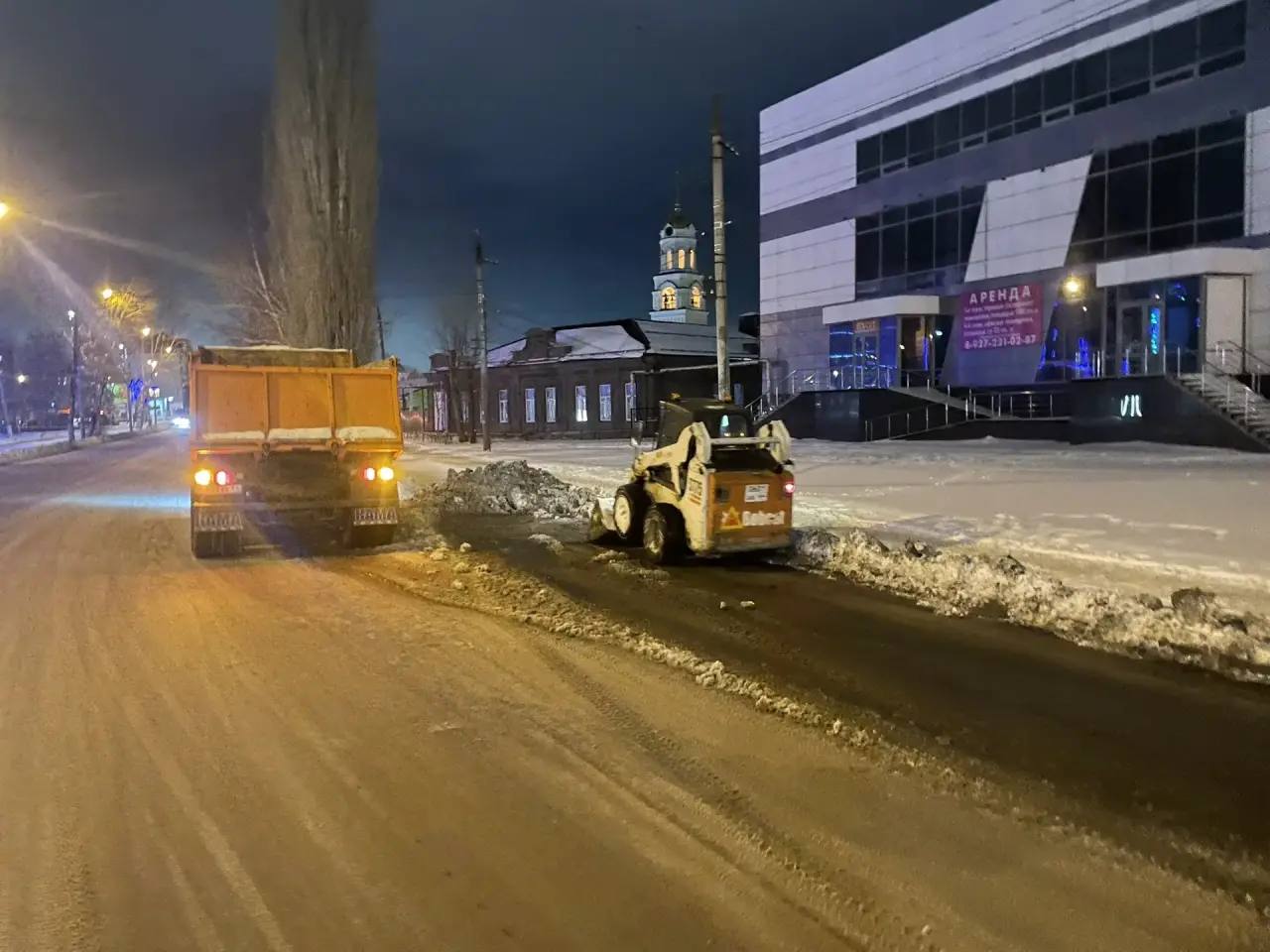 Работы по уборке и вывозу снежных масс с улиц города ведутся в круглосуточном режиме Работы по уборке и вывозу снежных масс с улиц города ведутся в круглосуточном режиме