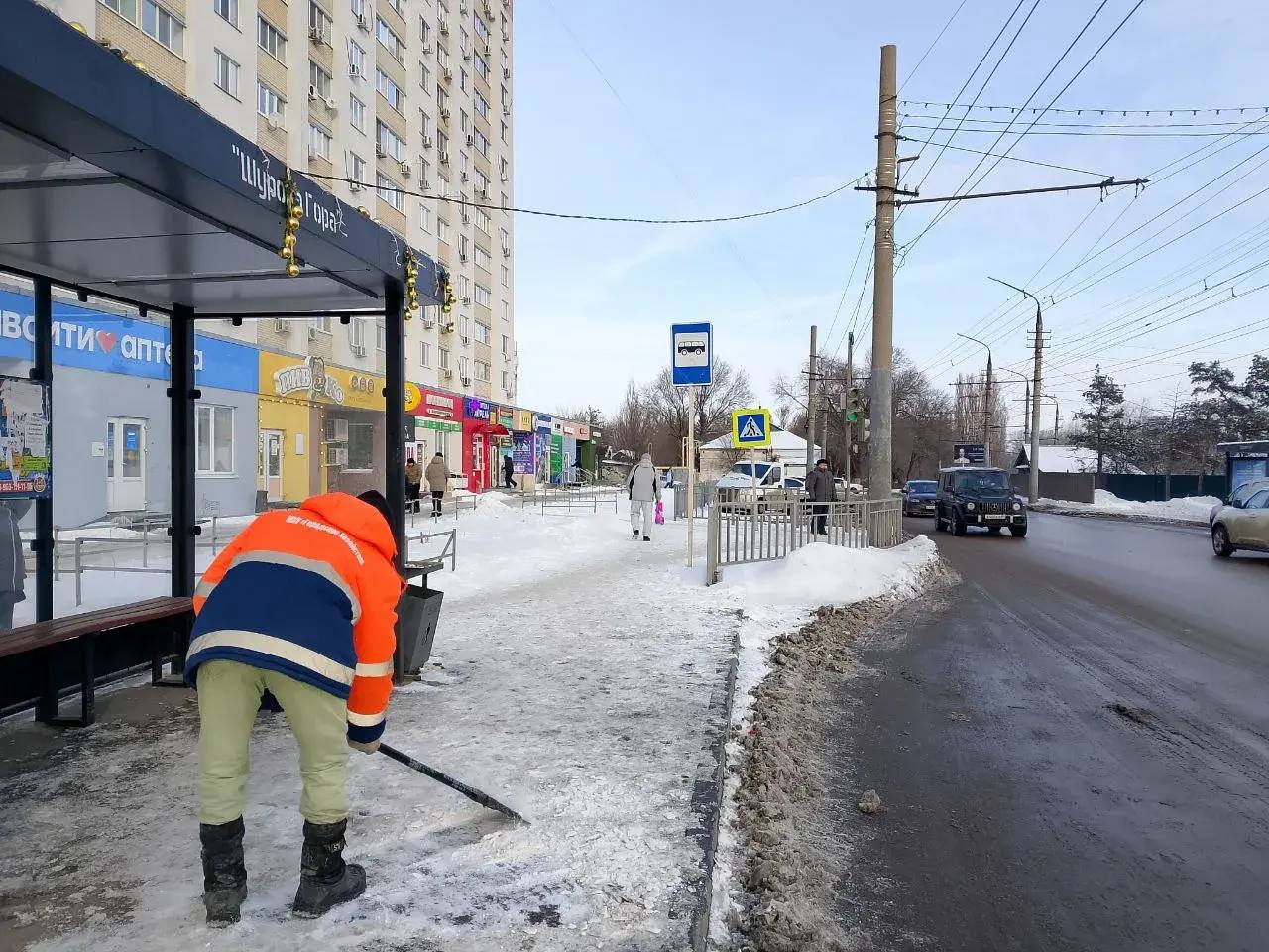 Особое внимание при уборке снега уделяем тротуарной сети города Особое внимание при уборке снега уделяем тротуарной сети города