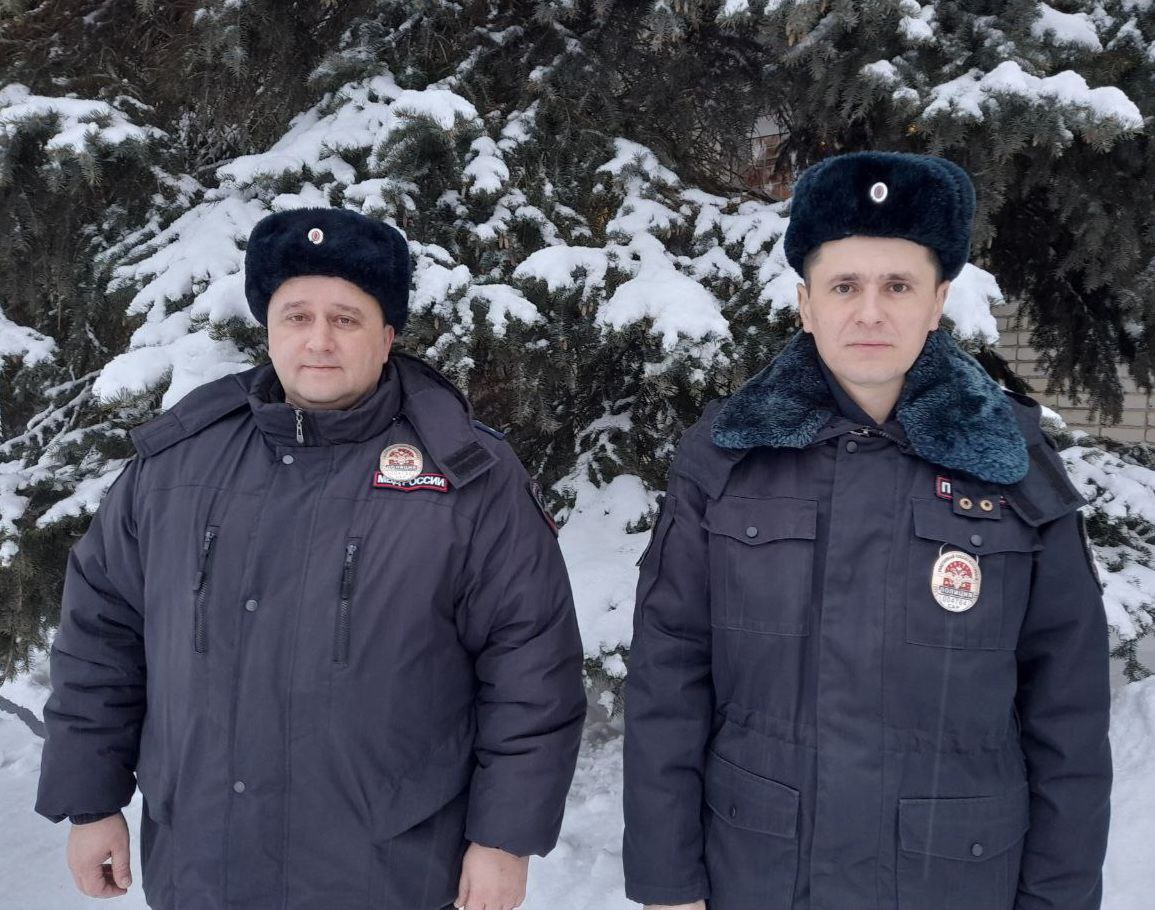 В Саратовской области участковые уполномоченные полиции пришли на помощь водителю, чей автомобиль застрял в снегу