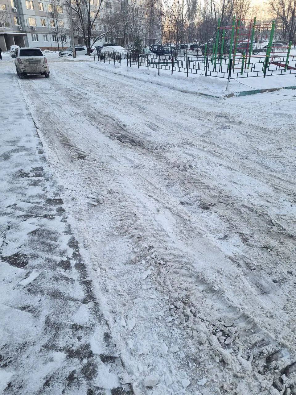 Управляющие компании и ТСЖ убирают снег во дворах Управляющие компании и ТСЖ убирают снег во дворах