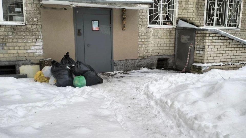 "Отдыхают в праздники, а жители — в снегу"