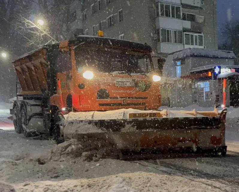 В течение ночи городские коммунальные службы вели уборку снега и наледи на улично-дорожной сети В течение ночи городские коммунальные службы вели уборку снега и наледи на улично-дорожной сети