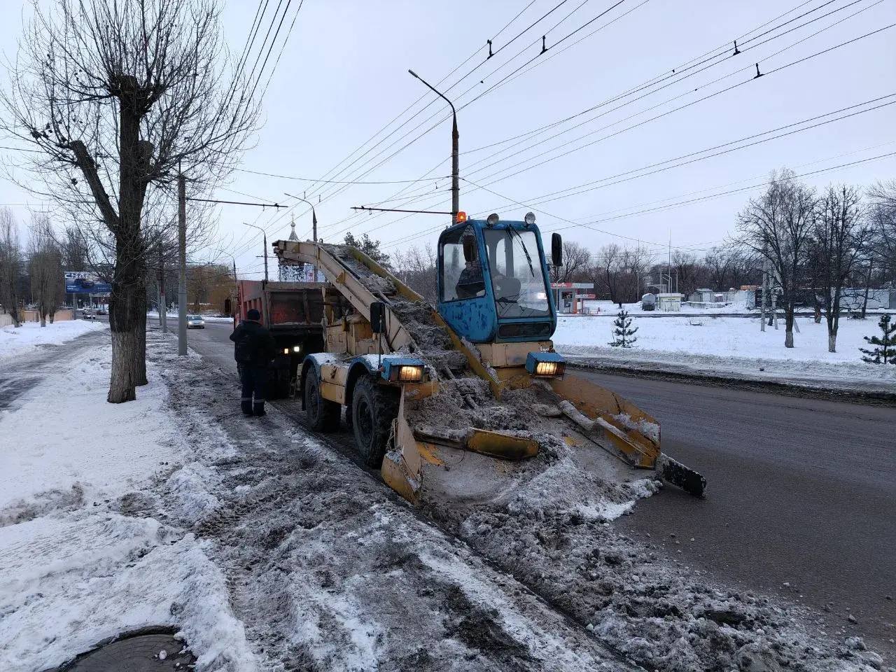 Особое внимание при уборке снега уделяем тротуарной сети города Особое внимание при уборке снега уделяем тротуарной сети города