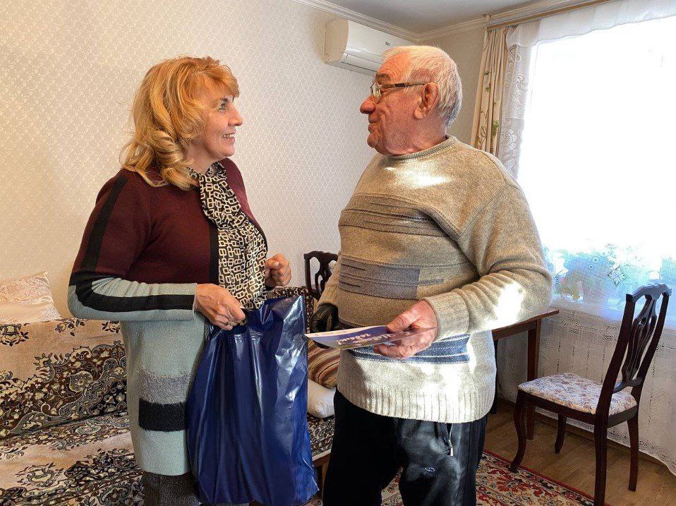 Депутаты поздравили ветеранов с Новым годом Депутаты поздравили ветеранов с Новым годом