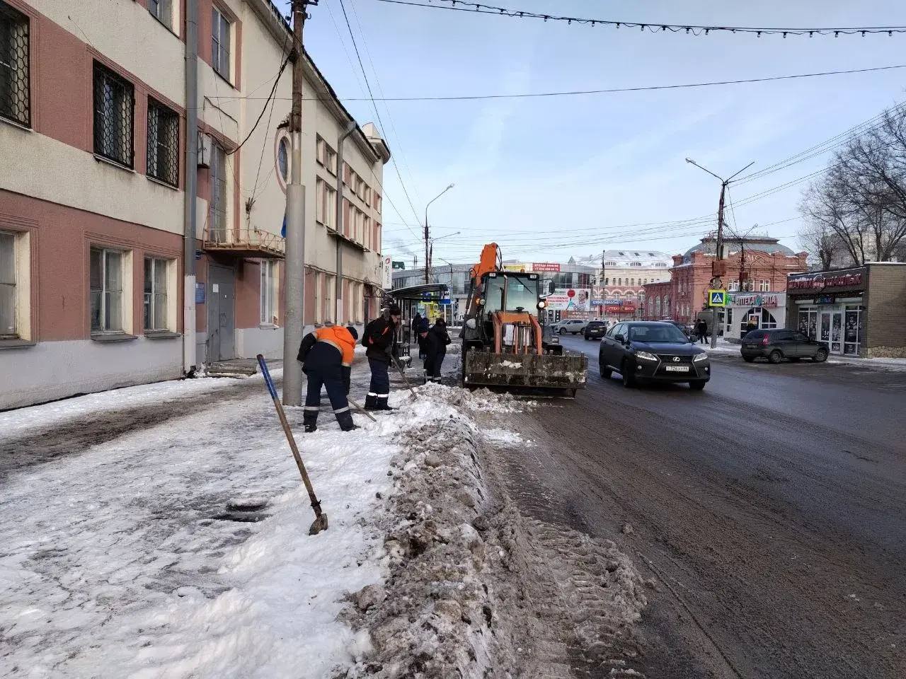 Особое внимание при уборке снега уделяем тротуарной сети города Особое внимание при уборке снега уделяем тротуарной сети города