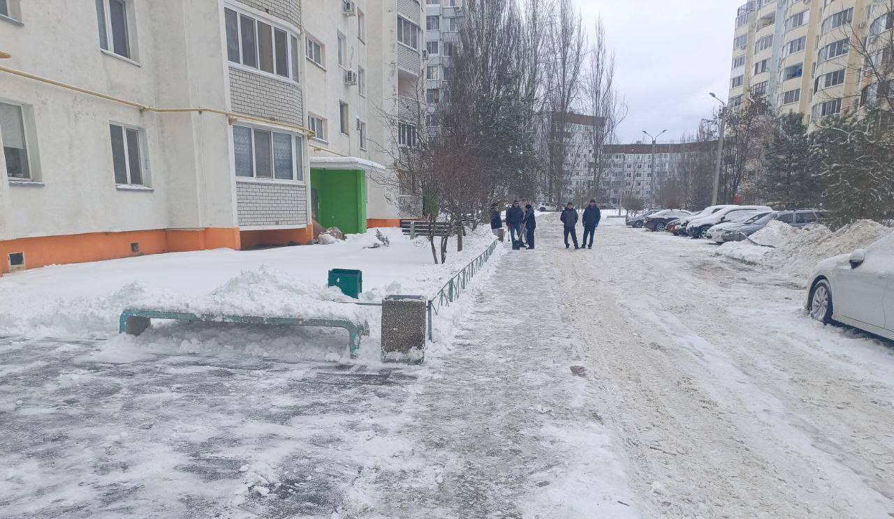 Управляющие компании и ТСЖ убирают снег во дворах Управляющие компании и ТСЖ убирают снег во дворах