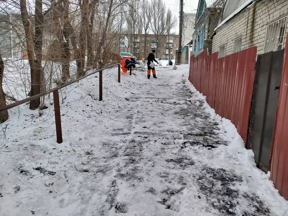 Особое внимание при уборке снега уделяем тротуарной сети города Особое внимание при уборке снега уделяем тротуарной сети города