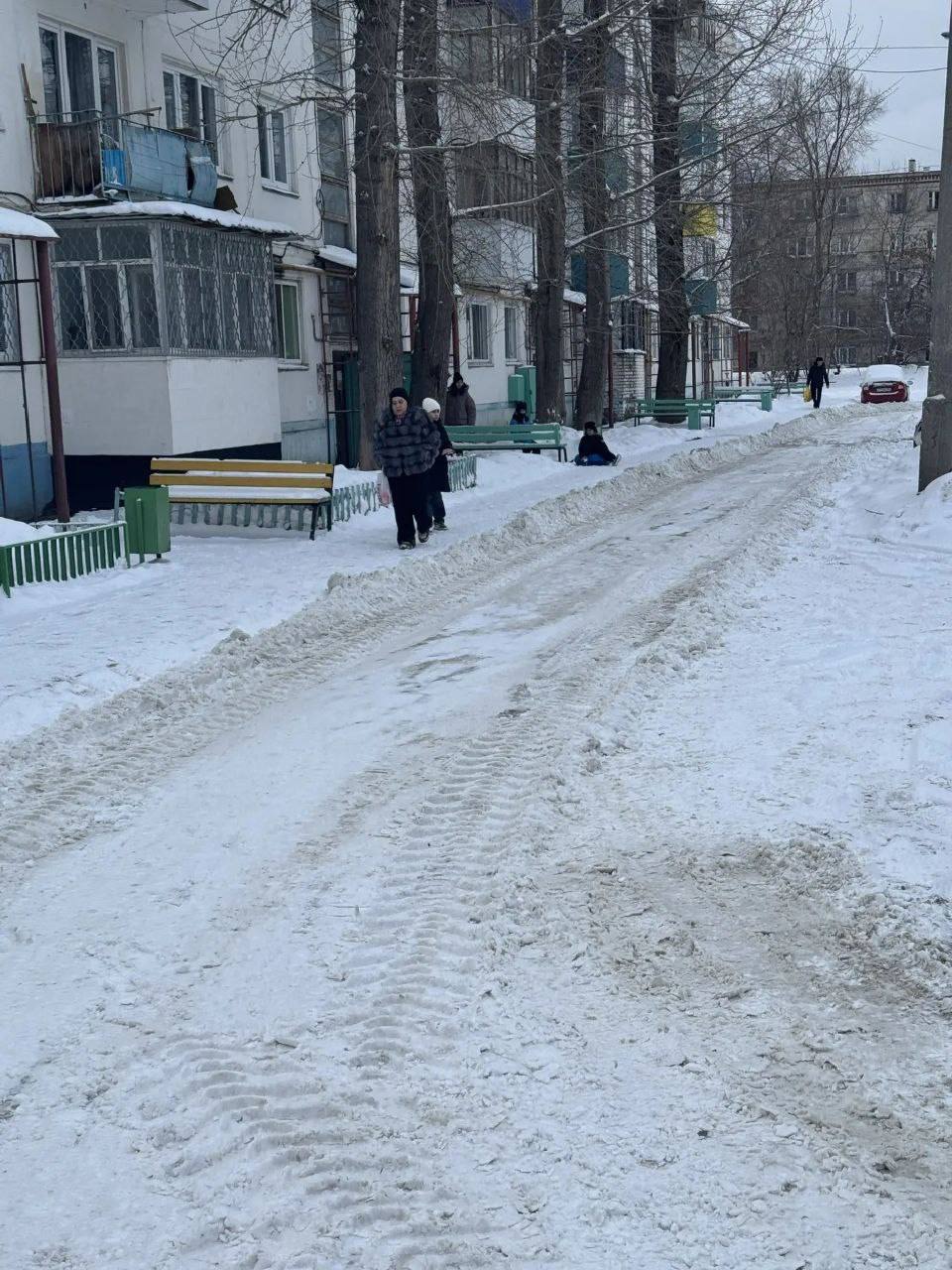 Управляющие компании и ТСЖ убирают снег во дворах Управляющие компании и ТСЖ убирают снег во дворах