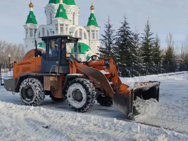 Продолжаются мероприятия по уборке города от снега и наледи Продолжаются мероприятия по уборке города от снега и наледи