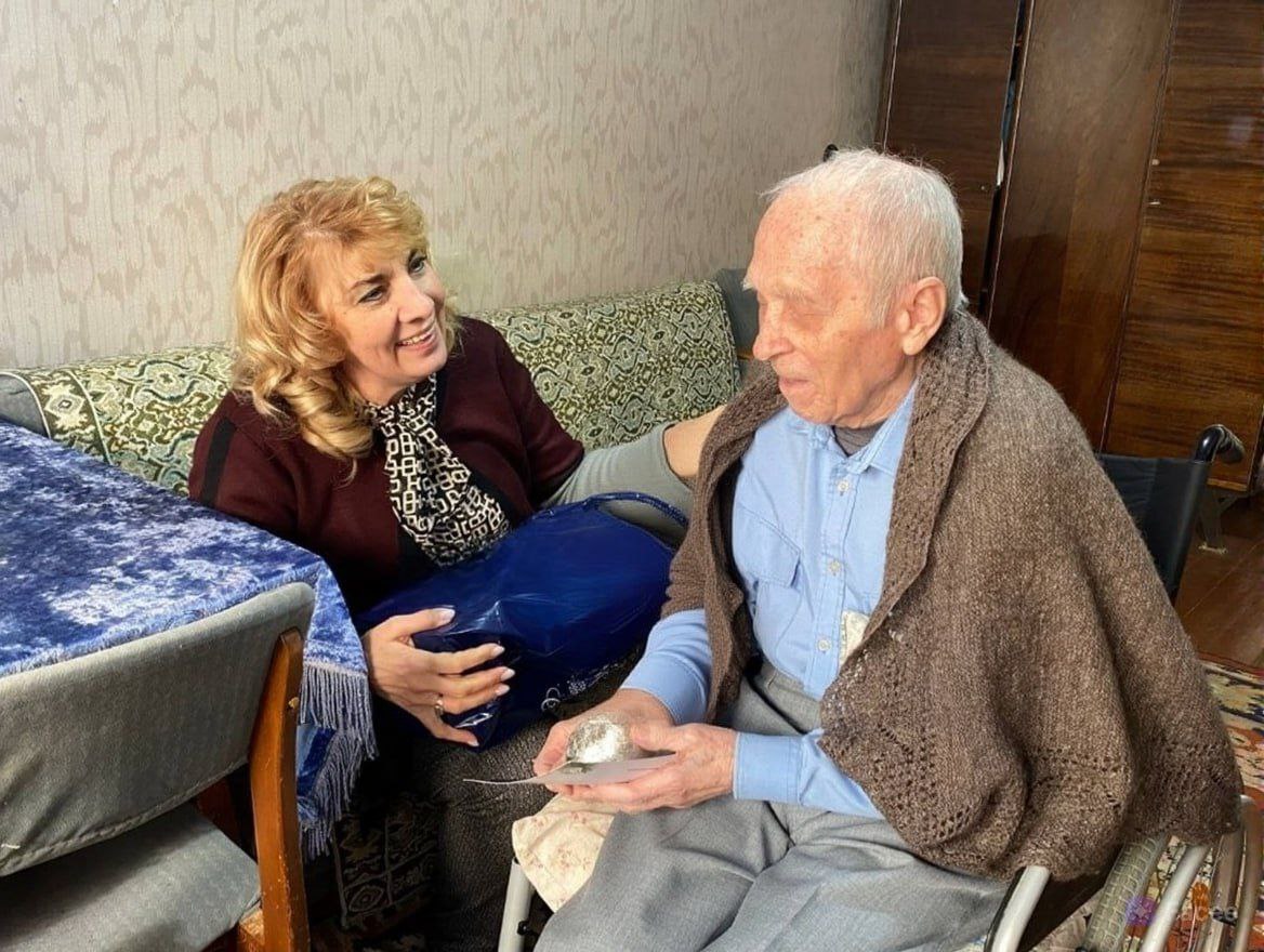 Депутаты поздравили ветеранов с Новым годом Депутаты поздравили ветеранов с Новым годом