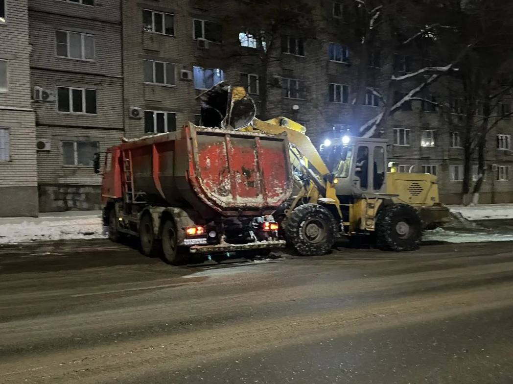 В течение ночи городские коммунальные службы вели уборку снега и наледи на улично-дорожной сети В течение ночи городские коммунальные службы вели уборку снега и наледи на улично-дорожной сети