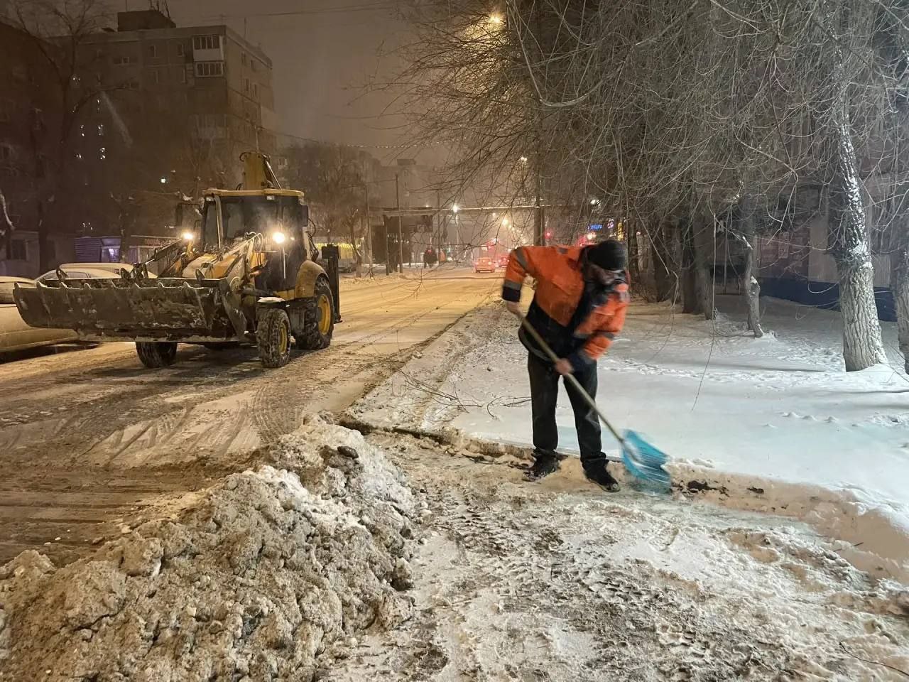 В городах области ведутся мероприятия по уборке от снега и наледи В городах области ведутся мероприятия по уборке от снега и наледи