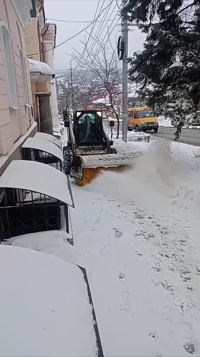 Городские службы в усиленном режиме продолжают устранять последствия снегопада