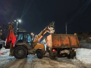 В течение ночи городские коммунальные службы вели уборку снега и наледи на улично-дорожной сети
