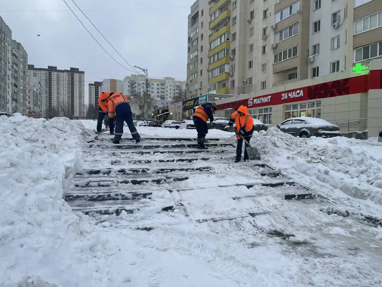 Городские службы в усиленном режиме продолжают устранять последствия снегопада Городские службы в усиленном режиме продолжают устранять последствия снегопада