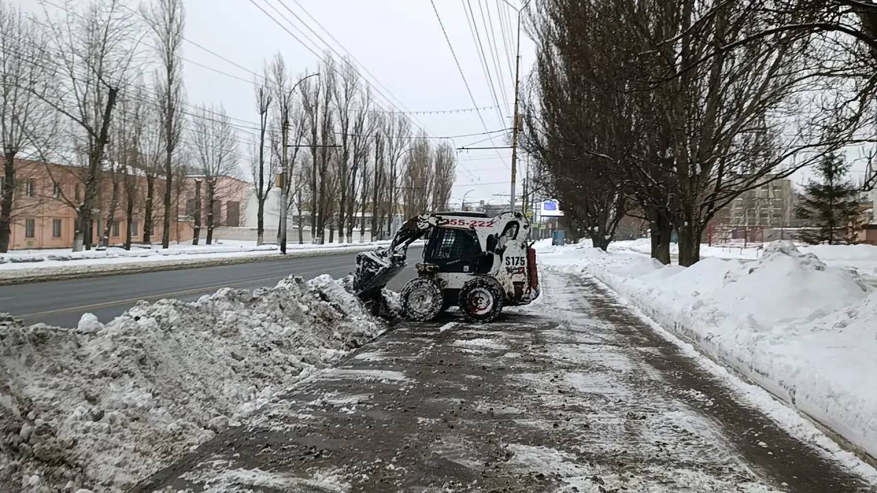 Городские службы в усиленном режиме продолжают устранять последствия снегопада Городские службы в усиленном режиме продолжают устранять последствия снегопада