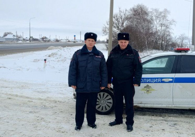В Лысогорском районе сотрудники полиции оперативно помогли водителю, оказавшемуся в снежной ловушке из-за неблагоприятных погодных условий