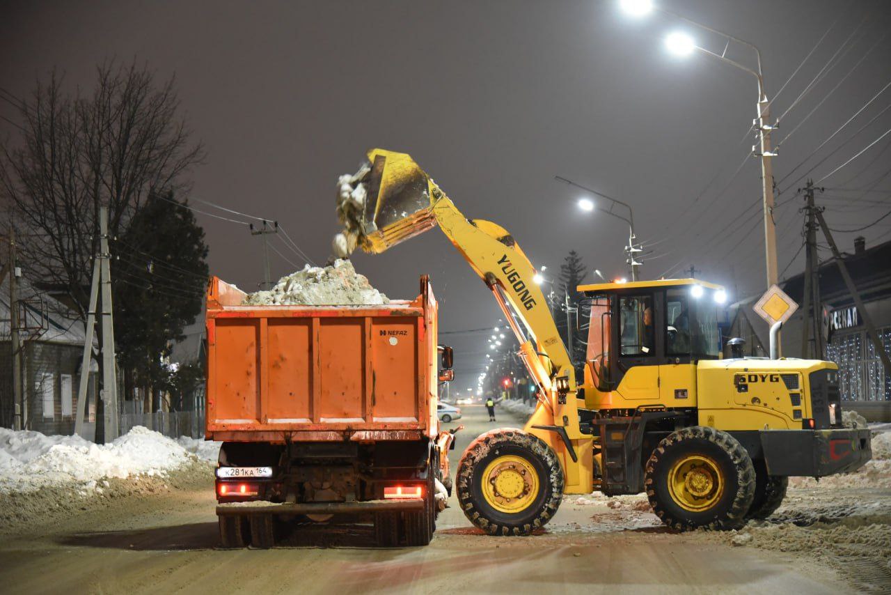 Техника «Комбината благоустройства» приступила к комплексной уборке от снега улицы Комарова