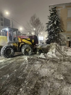 Около 300 единиц техники коммунальных предприятий, дорожных служб и управляющих компаний устраняют сейчас последствия непогоды