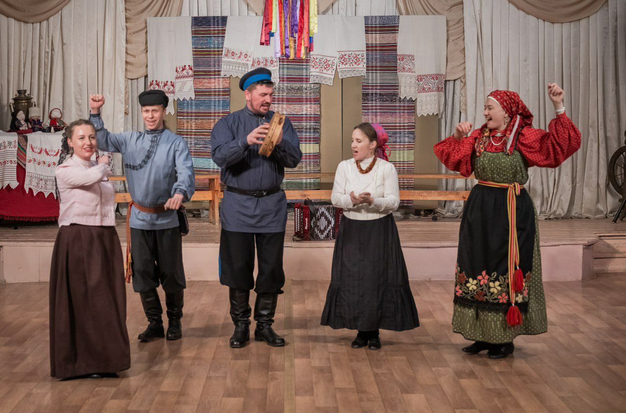 85-летняя певица исполнила частушки в честь юбилея Саратовского областного Дома работников искусств 85-летняя певица исполнила частушки в честь юбилея Саратовского областного Дома работников искусств