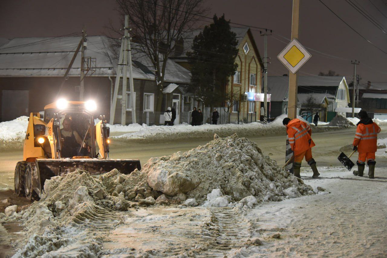 Техника «Комбината благоустройства» приступила к комплексной уборке от снега улицы Комарова Техника «Комбината благоустройства» приступила к комплексной уборке от снега улицы Комарова