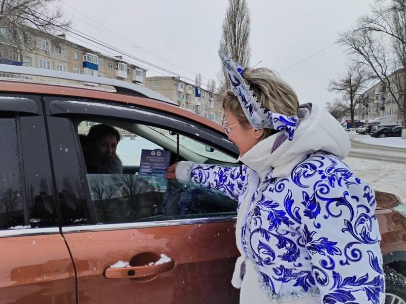 В Марксе общественники помогают проводить акцию «Полицейский Дед Мороз» В Марксе общественники помогают проводить акцию «Полицейский Дед Мороз»