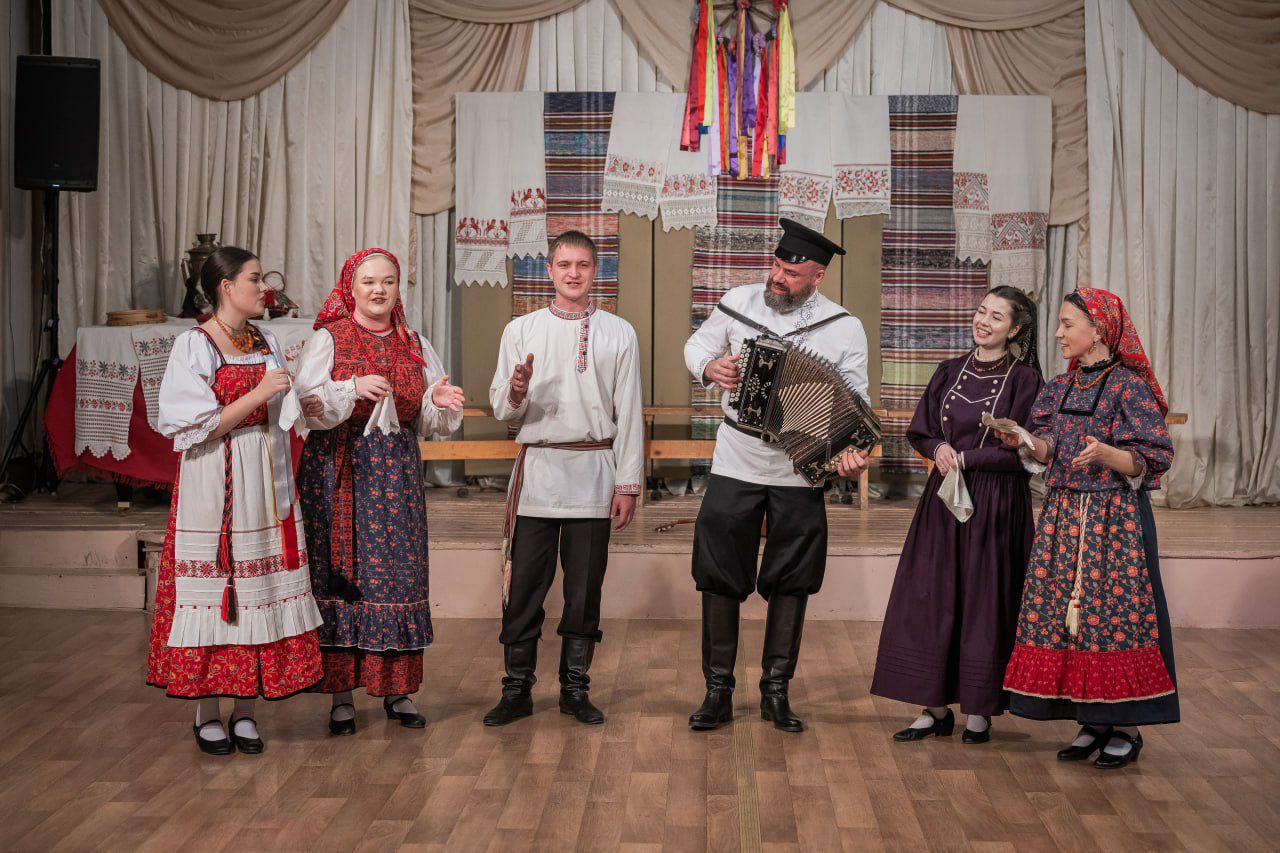 85-летняя певица исполнила частушки в честь юбилея Саратовского областного Дома работников искусств 85-летняя певица исполнила частушки в честь юбилея Саратовского областного Дома работников искусств