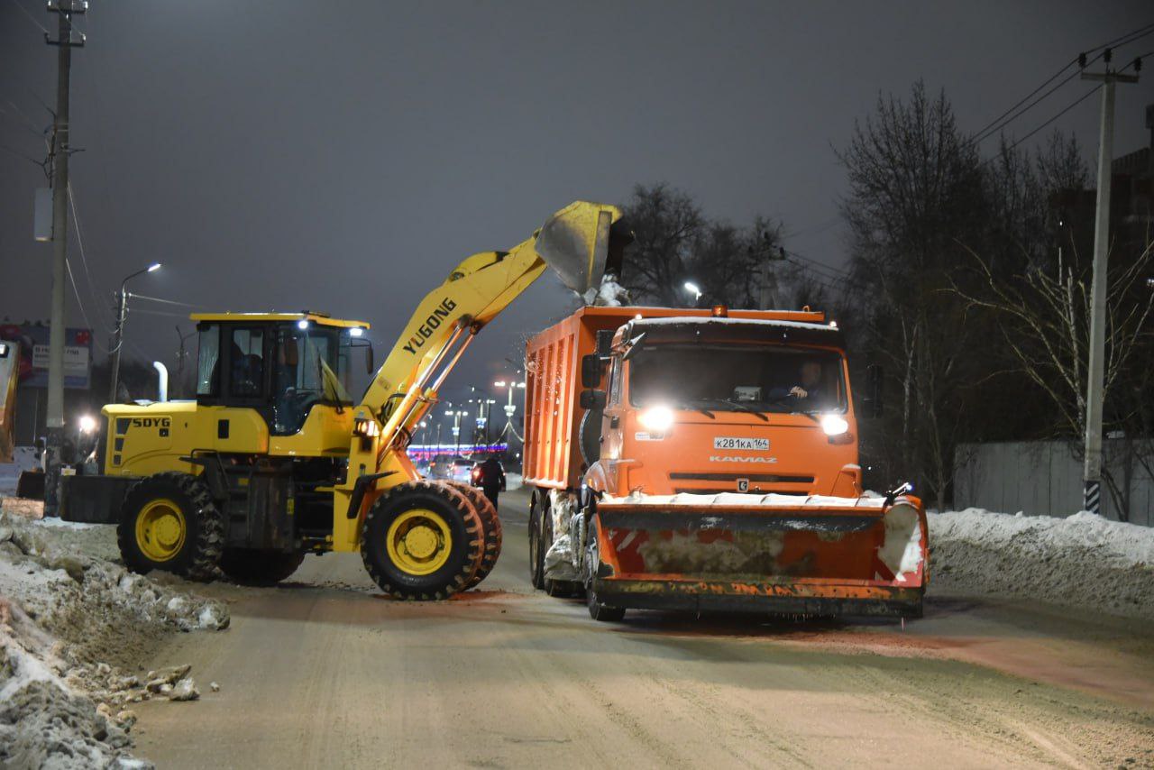 Техника «Комбината благоустройства» приступила к комплексной уборке от снега улицы Комарова Техника «Комбината благоустройства» приступила к комплексной уборке от снега улицы Комарова