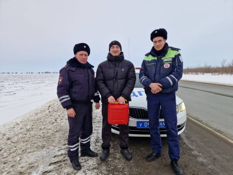 Госавтоинспекторы пришли на помощь автомобилисту на трассе в Энгельсском районе области