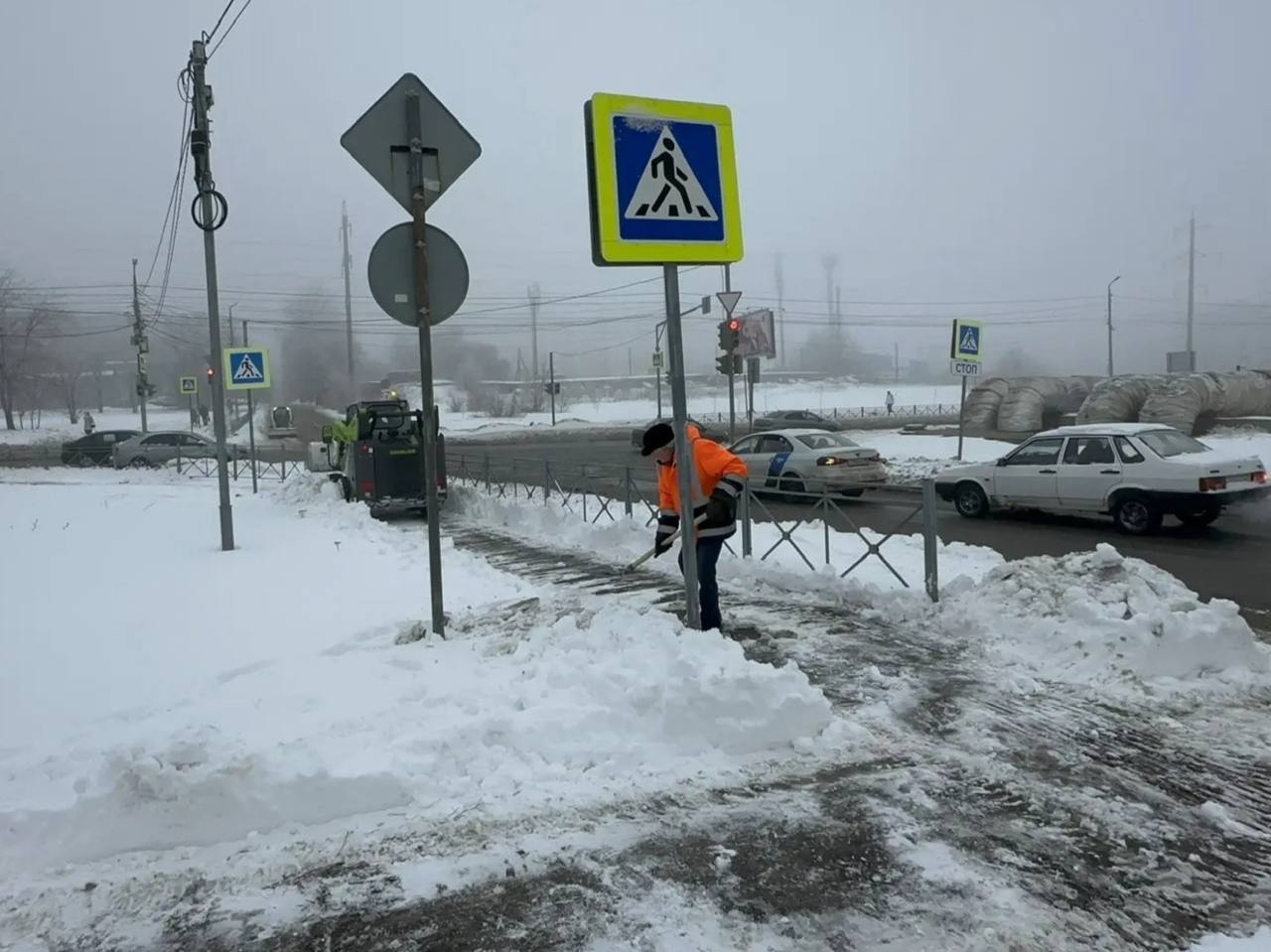 Продолжаются мероприятия по уборке города от снега и наледи Продолжаются мероприятия по уборке города от снега и наледи