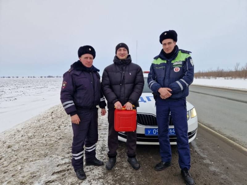 Полицейские помогли водителю и беременной женщине, замерзавшим в заглохшем автомобиле