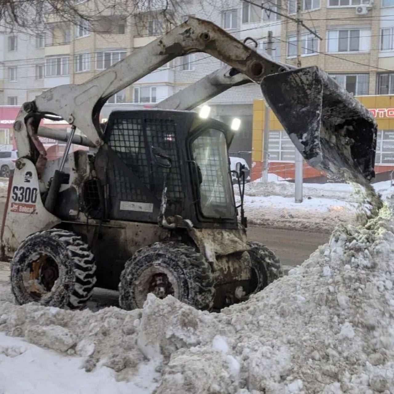 Продолжаются мероприятия по уборке города от снега и наледи Продолжаются мероприятия по уборке города от снега и наледи