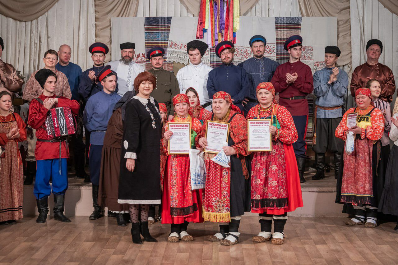 85-летняя певица исполнила частушки в честь юбилея Саратовского областного Дома работников искусств 85-летняя певица исполнила частушки в честь юбилея Саратовского областного Дома работников искусств