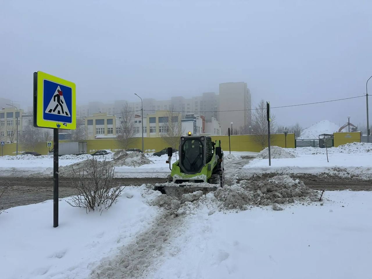 Продолжаются мероприятия по уборке города от снега и наледи Продолжаются мероприятия по уборке города от снега и наледи