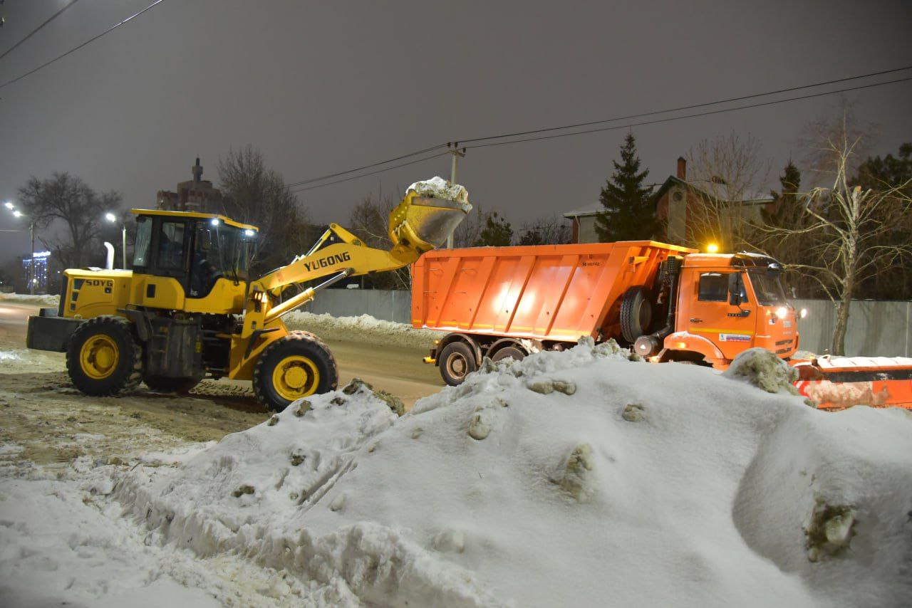 Техника «Комбината благоустройства» приступила к комплексной уборке от снега улицы Комарова Техника «Комбината благоустройства» приступила к комплексной уборке от снега улицы Комарова
