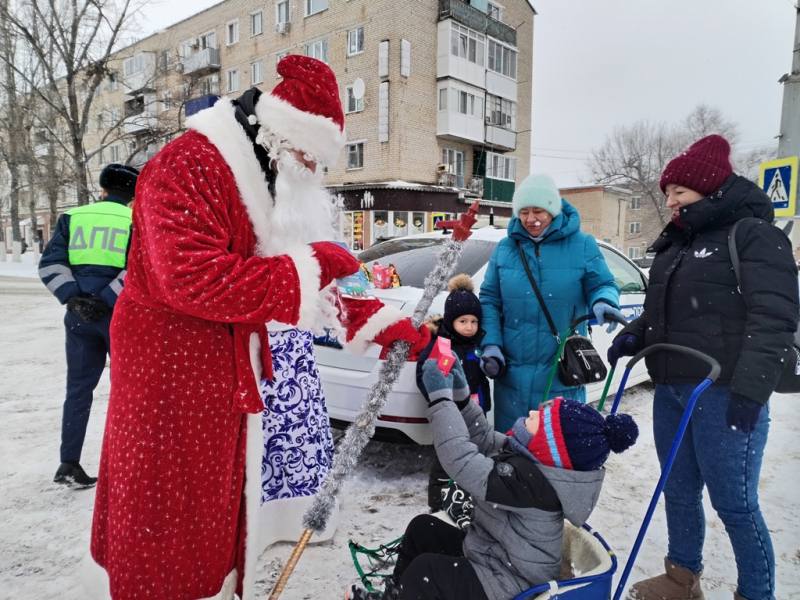 В Марксе общественники помогают проводить акцию «Полицейский Дед Мороз» В Марксе общественники помогают проводить акцию «Полицейский Дед Мороз»