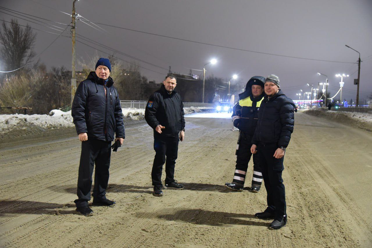 Техника «Комбината благоустройства» приступила к комплексной уборке от снега улицы Комарова Техника «Комбината благоустройства» приступила к комплексной уборке от снега улицы Комарова