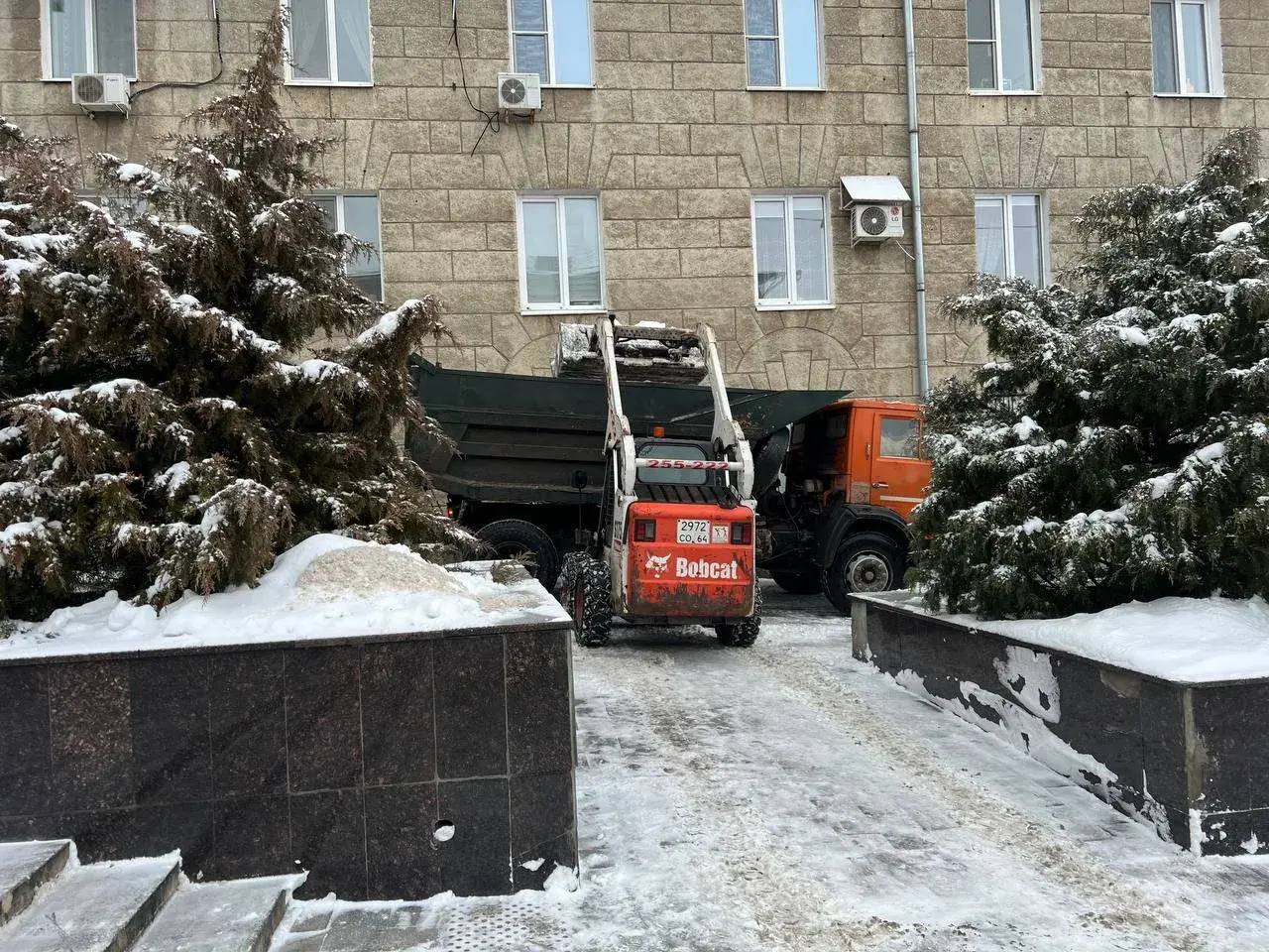 Продолжаются мероприятия по уборке города от снега и наледи