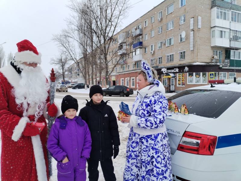 В Марксе общественники помогают проводить акцию «Полицейский Дед Мороз» В Марксе общественники помогают проводить акцию «Полицейский Дед Мороз»